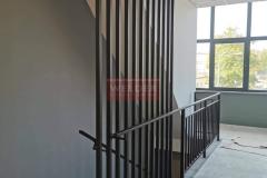 Balustrada-Schodowa-Loft-Harfa-Stal-Malowana-3